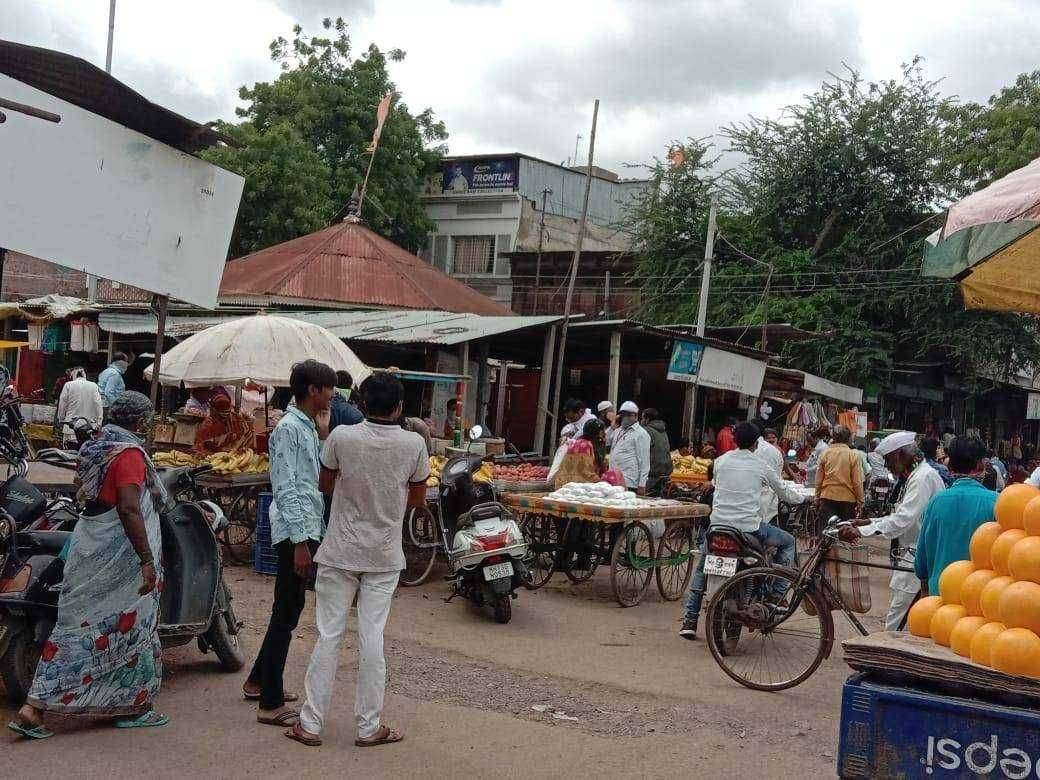 पंढरपूर शहरांमधील बाजारपेठेमध्ये हातगाड्या वाल्यांचं अतिक्रमण