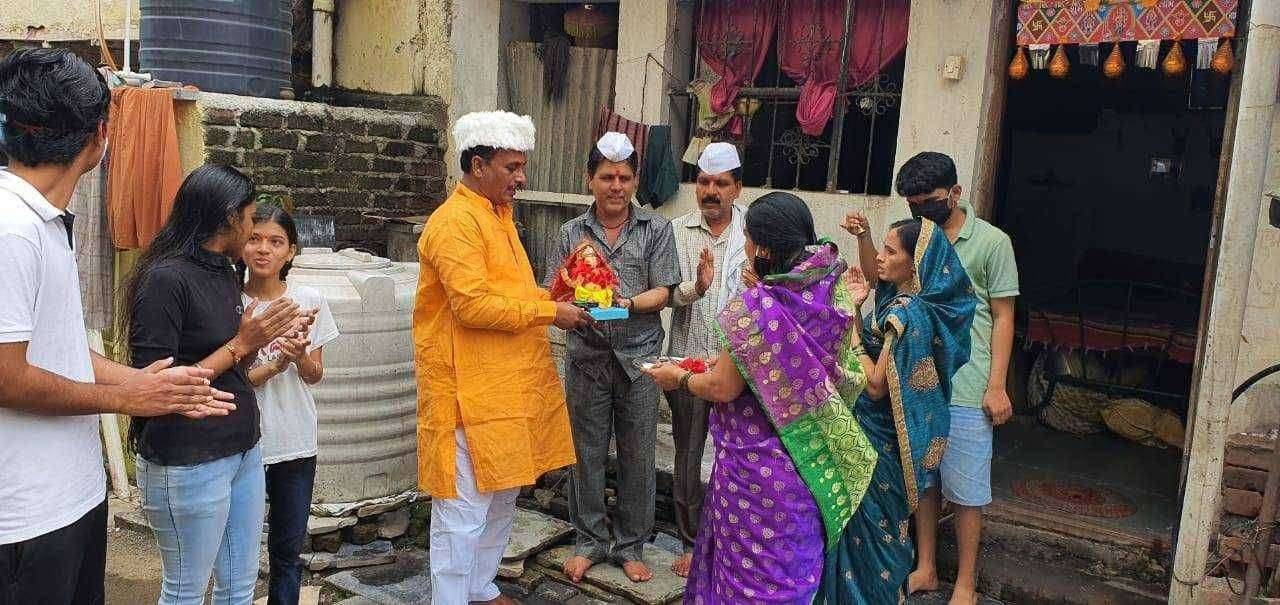 पंढरपुरात मनसेेची अनोखी गणेश सेवा घराघरात पोच केल्या 9 हजाराहून अधिक गणेश मूर्ती..