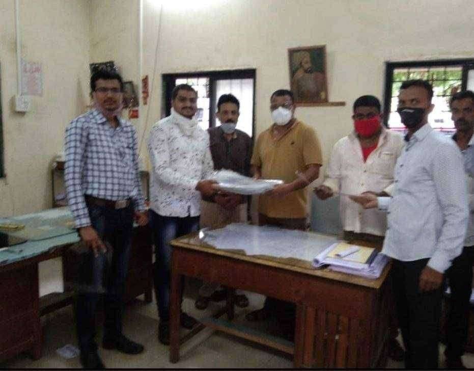 युवकमित्र परिवारातर्फे अमळनेर एसटी आगारात फेस शिल्ड वाटप