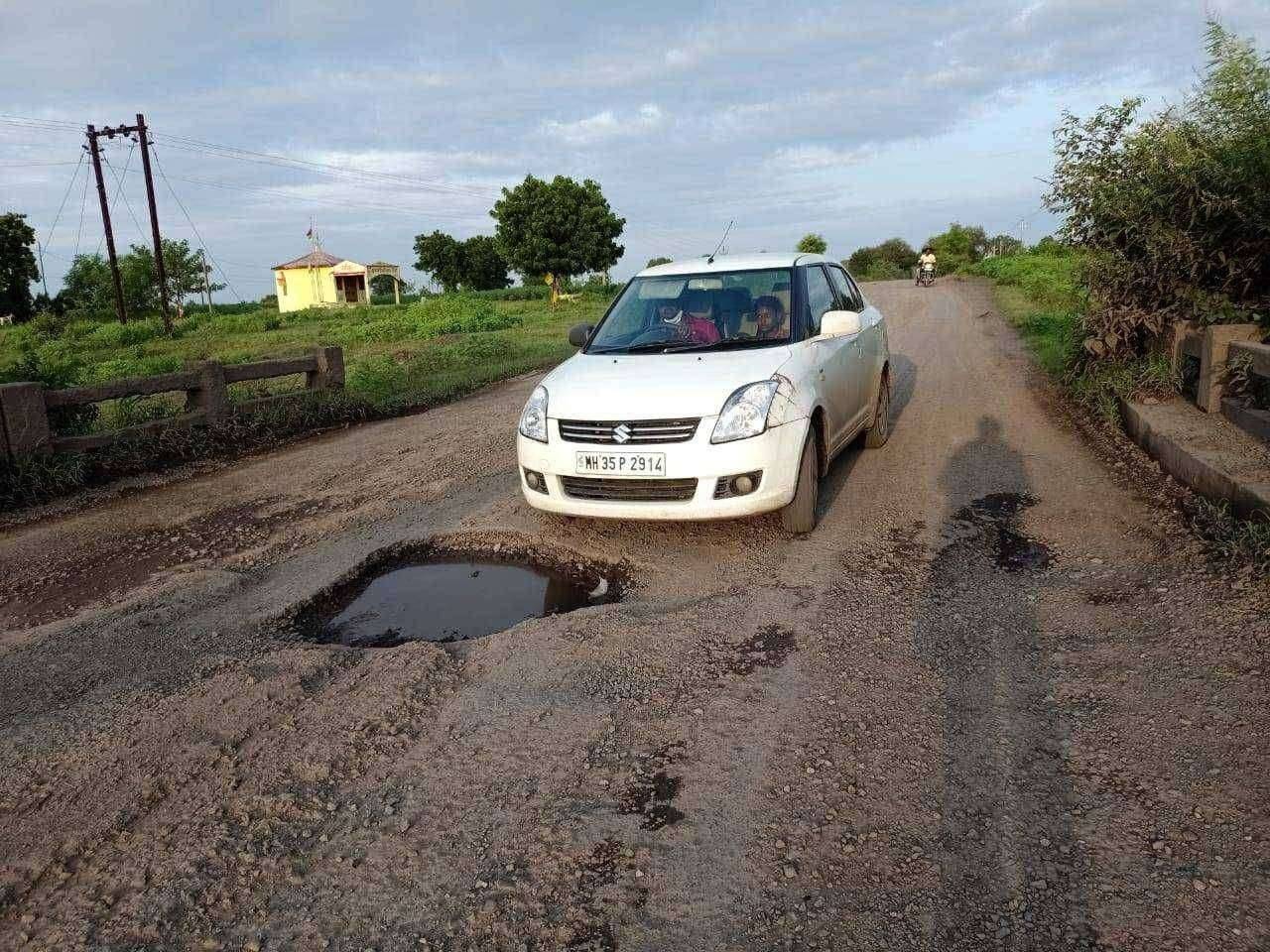 राष्ट्रीय महामार्ग देवघाट पुलावरील जिवघेणार खड्डा बुजवा