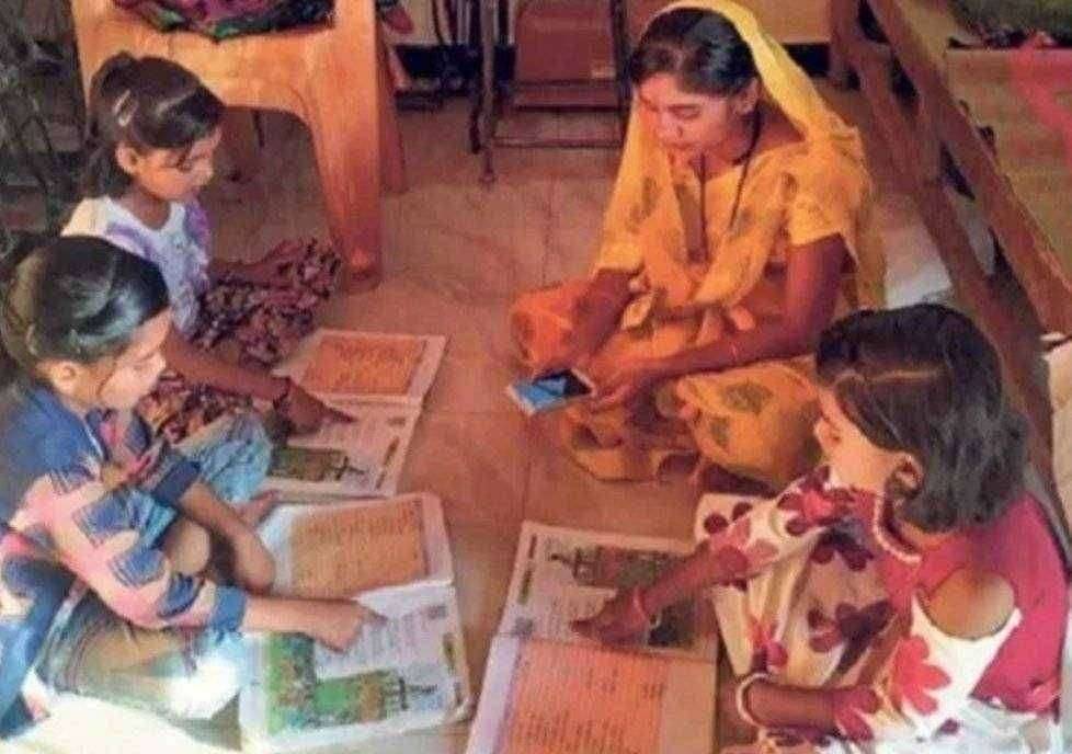 भुसावळ तालुक्यातील मोंढाळ्याच्या जि.प.शिक्षकाने ऑनलाइन शिक्षणाच्या अडचणींवर केली पालकांच्या मदतीने मात