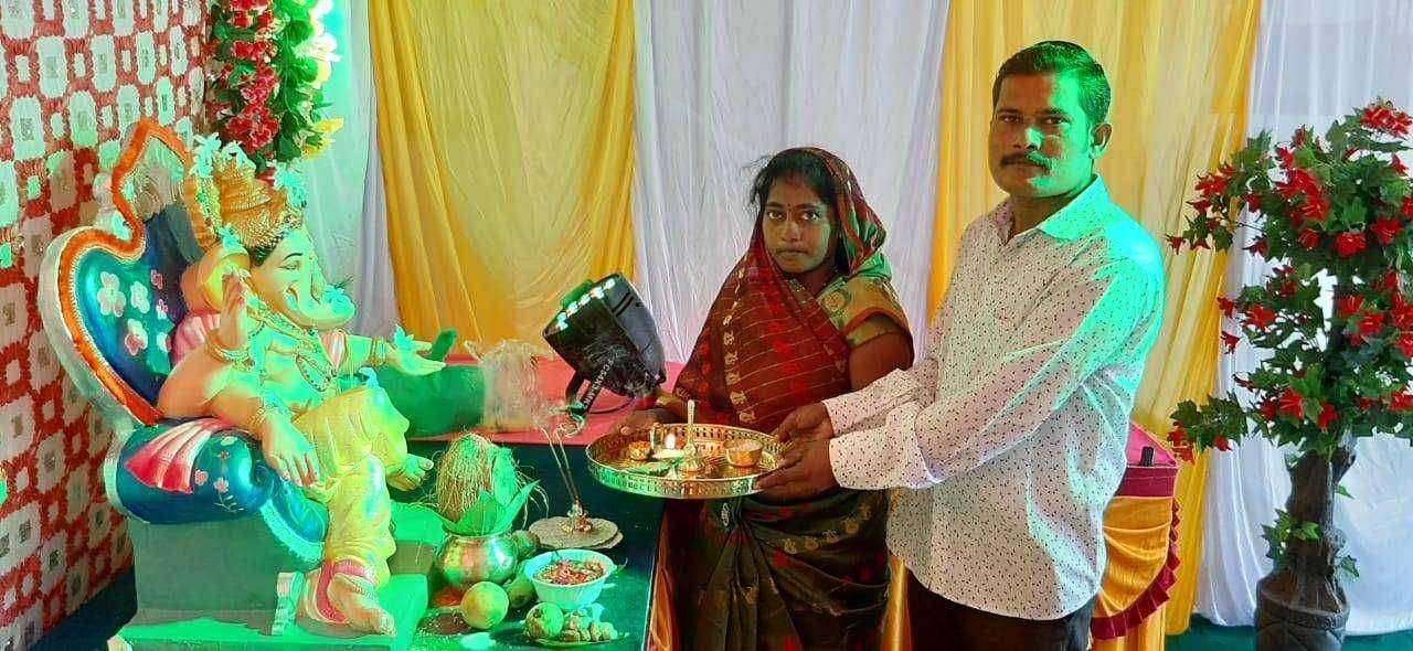 दिव्यांग दांपत्याच्या हस्ते चाळीसगावच्या एकदंताची आरती कोरोनाच्या पार्श्वभूमीवर आमदार मंगेश चव्हाण यांच्या जनसेवा कार्यालयात "श्रीं"ची स्थापना..