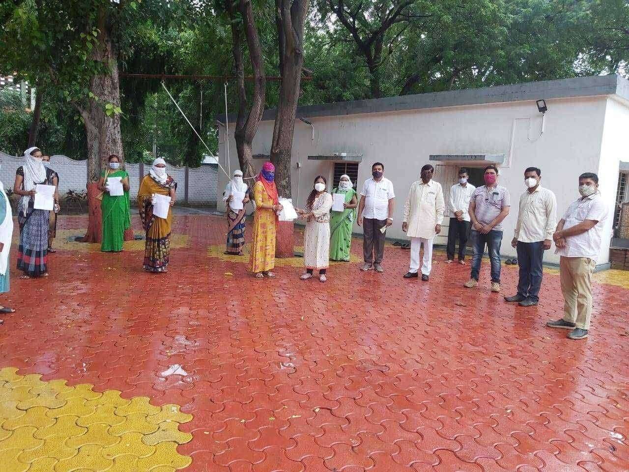 अमळनेर नगर परिषदे अंतर्गत शहरी नागरी आरोग्य अभियान योजने अंतर्गत २७ पदांसाठी आशा स्वयंसेविका नेमणूक पत्र