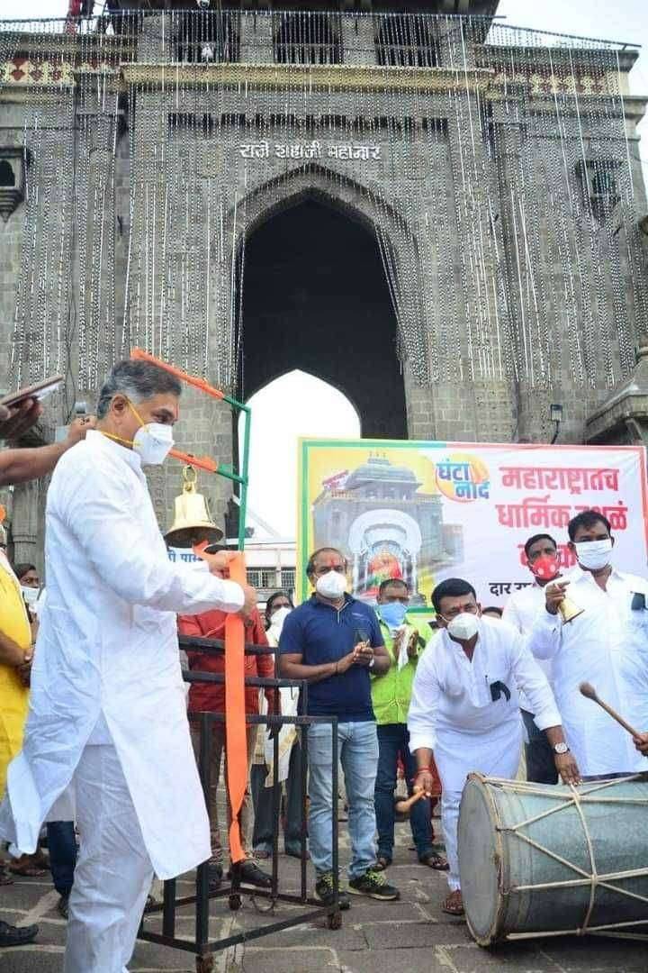 "ठाकरे सरकारला" झोपेतून जागे करण्यासाठी तुळजापूर येथे आई तुळजाभवानी देवी मंदिरासमोर घंटानाद आंदोलन