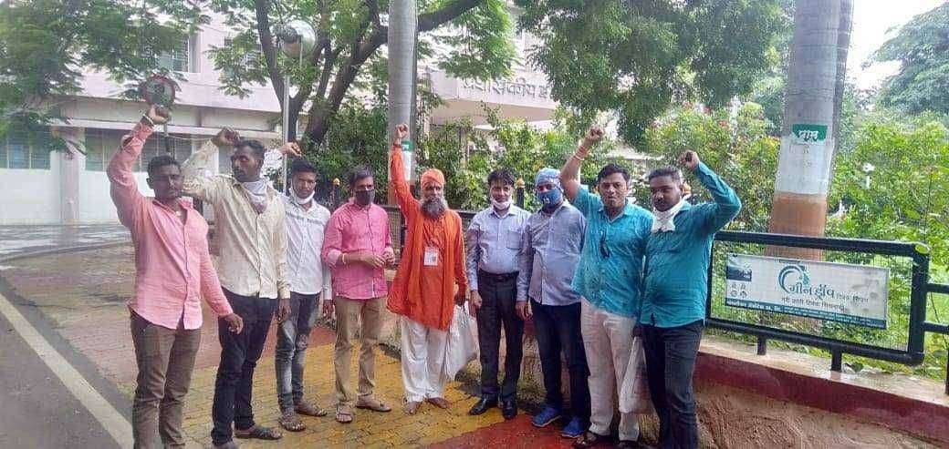 महाराष्ट्रातील मंदिर भक्तांना देवाचे दर्शन घेता यावे यासाठी तात्काळ उघडावे यासाठी तहसीलदार साहेब यांना निवेदन