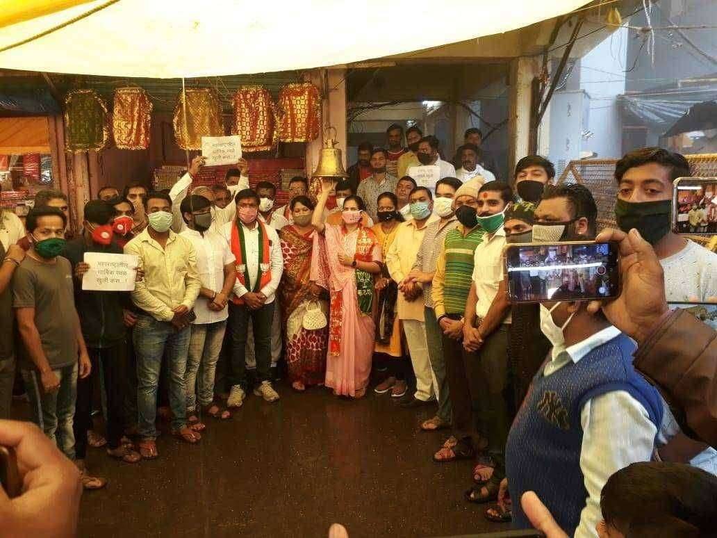 कळवण ता.भाजपा चे श्रीक्षेत्र सप्तशृंगी देवी निवासीनी येथे घंटानाद आंदोलन...!