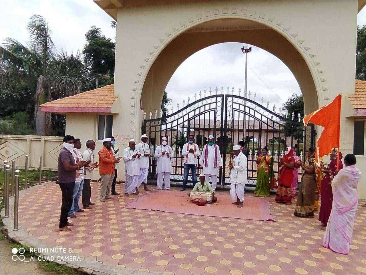 बार्शी रोडवरील मांजरेश्वर हनुमान मंदिरांचे समोर भाजपाने आंदोलन केले कुलूप काढून भक्तांच्या दर्शनासाठी मंदिराचे द्वार झाले खुले