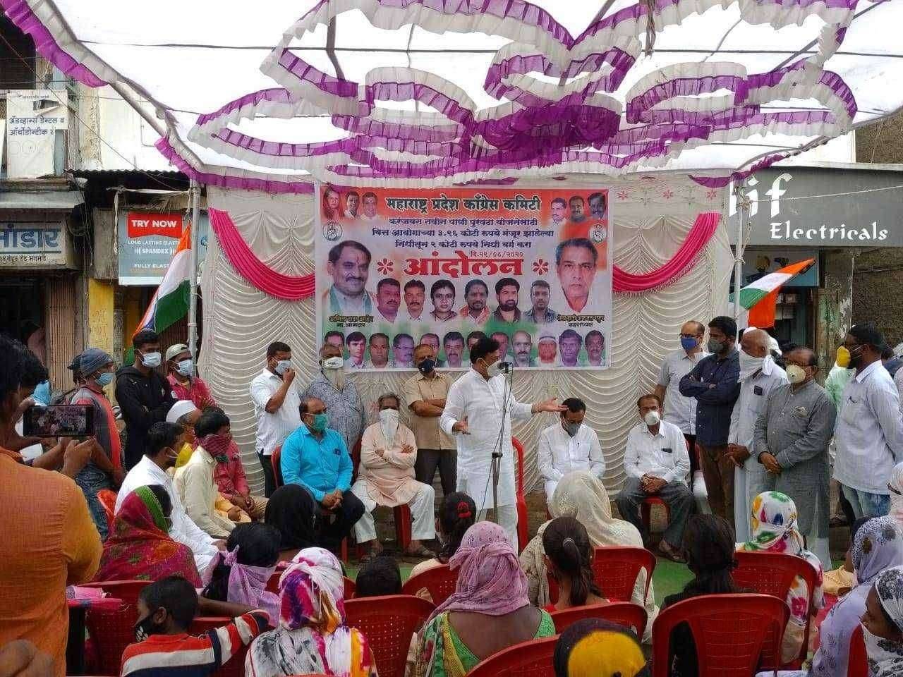 मनमाड ला महाराष्ट्र प्रदेश कॉंग्रेस कमिटी पक्षाच्या आय यु ङी पी शाॅपीग सेंटर बांधकाम बदं करा मागणी साठी आंदोलन