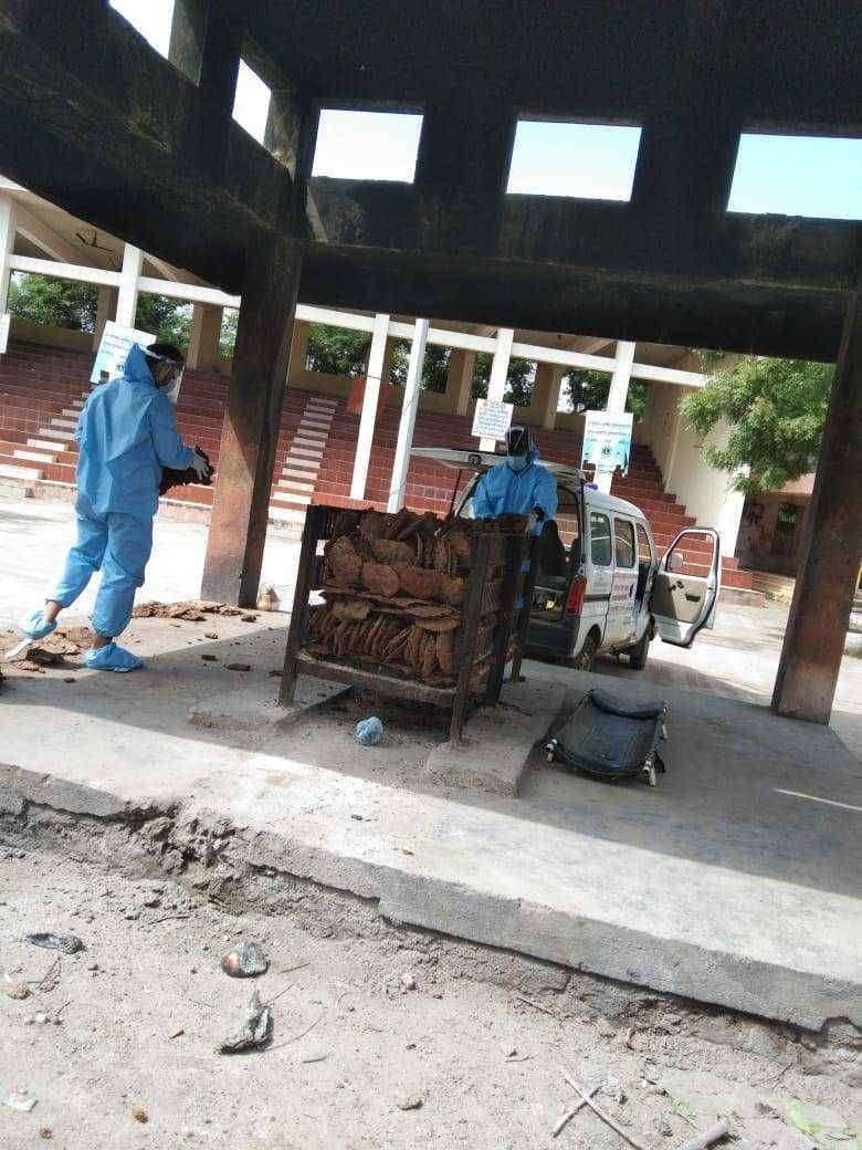 शहरातील आवास सामाजिक सेवा भावी संस्था सरसावली कोरोना पॉझिटिव्ह रुग्णांच्या अंत्यसंस्कार साठी...अल्लाके नेक बंदो का नेक काम..