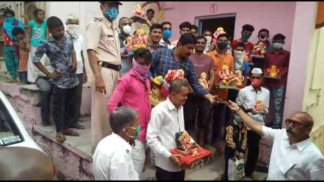 माऊली मित्र मंडळ वाडी चौक चा अभिनव उपक्रम.. सर्व विसर्जित गणपती चे केले संकलन ...