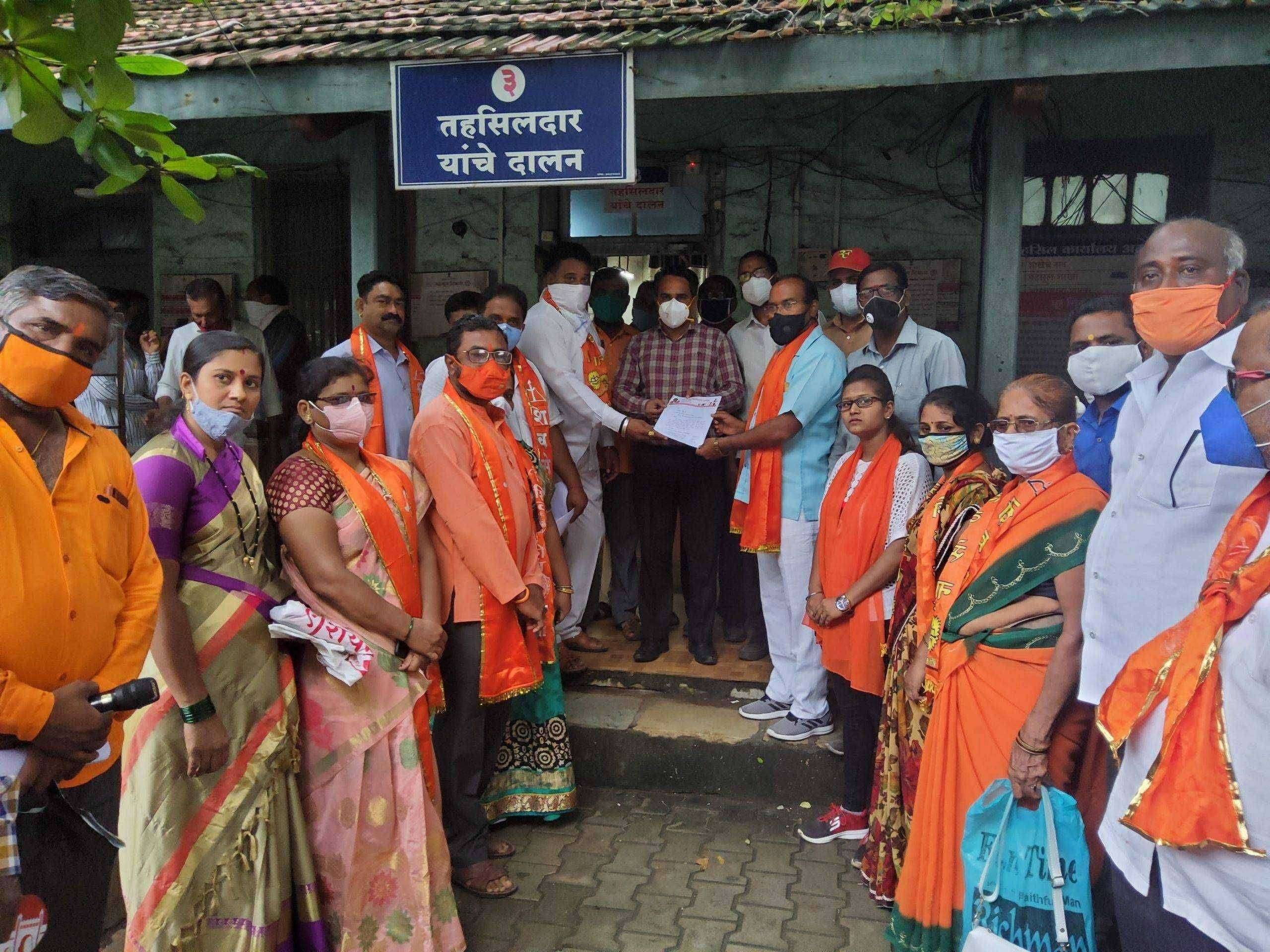 केंद्र सरकारने लागू केलेली कांदा निर्यात बंदी उठवा.. तहसीलदार मिलिंद वाघ यांना शिवसेनेचे निवेदन