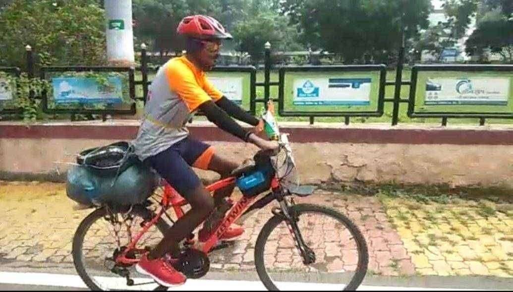 कोरोनाच्या काळात शहीद झालेल्या कोरोना योद्ध्यांना श्रद्धांजली देण्यासाठी युवकाचा महाराष्ट्रभर सायकलने प्रवास