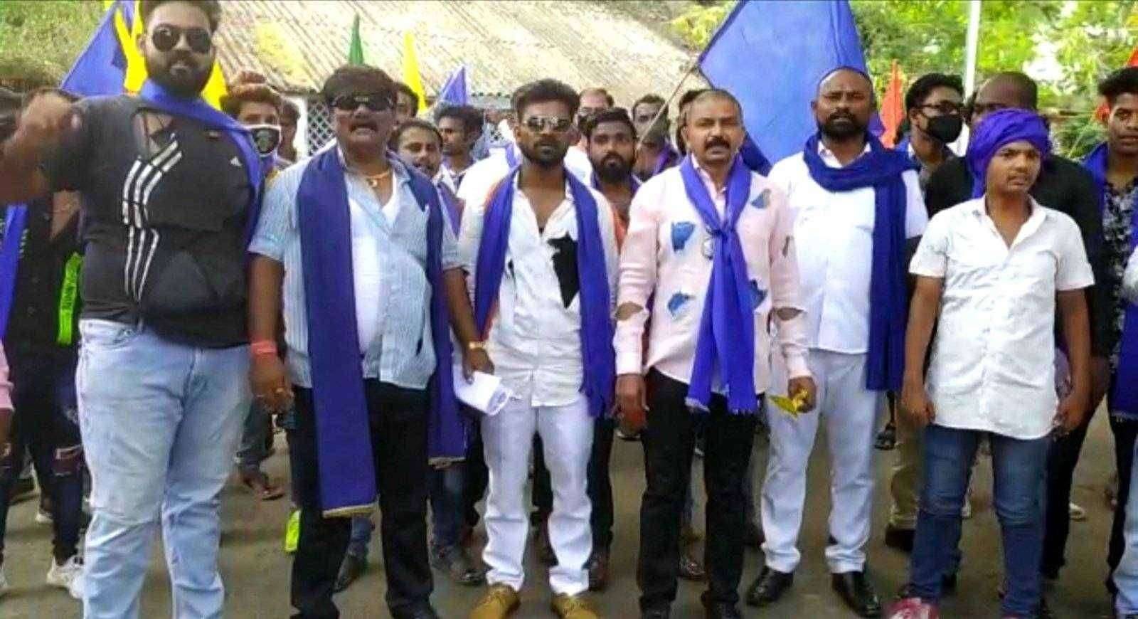 खाजगीकरणाच्या विरोधात भीम आर्मीचे "कपडे फाडो" आंदोलन