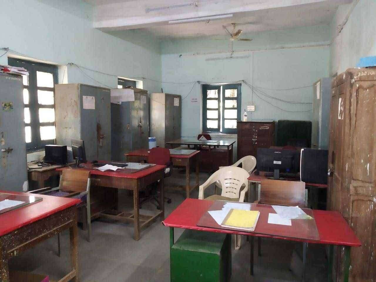 एरंडोल पंचायत समितीत एकही कर्मचारी वेळत हजर नाही