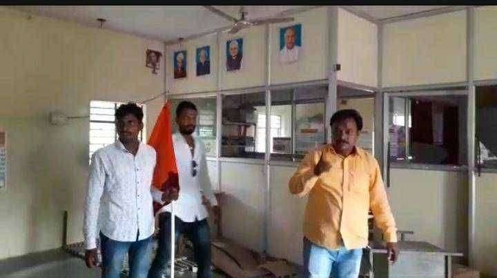 वीज बिल माफीसह वाढीव बिलाच्या संदर्भात मनसेने महावितरण कार्यालय फोडले