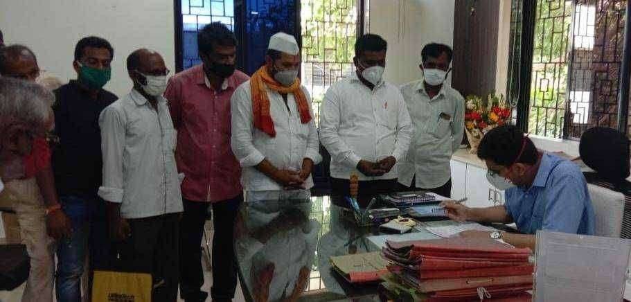 पोलीस पाटील यांना 50 लाखाचे विमा संरक्षण द्या महाराष्ट्र राज्य गाव कामगार पोलीस पाटील संघटनेच्या वतीने जिल्हाधिकारी यांच्या मार्फत मुख्यमंत्री उद्धव ठाकरे यांच्याकडे मागणी