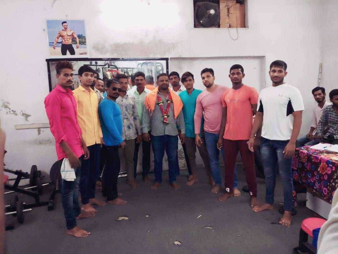 कासोदा येथील रॉयल जिम तर्फे मुखतार अली यांचा सत्कार