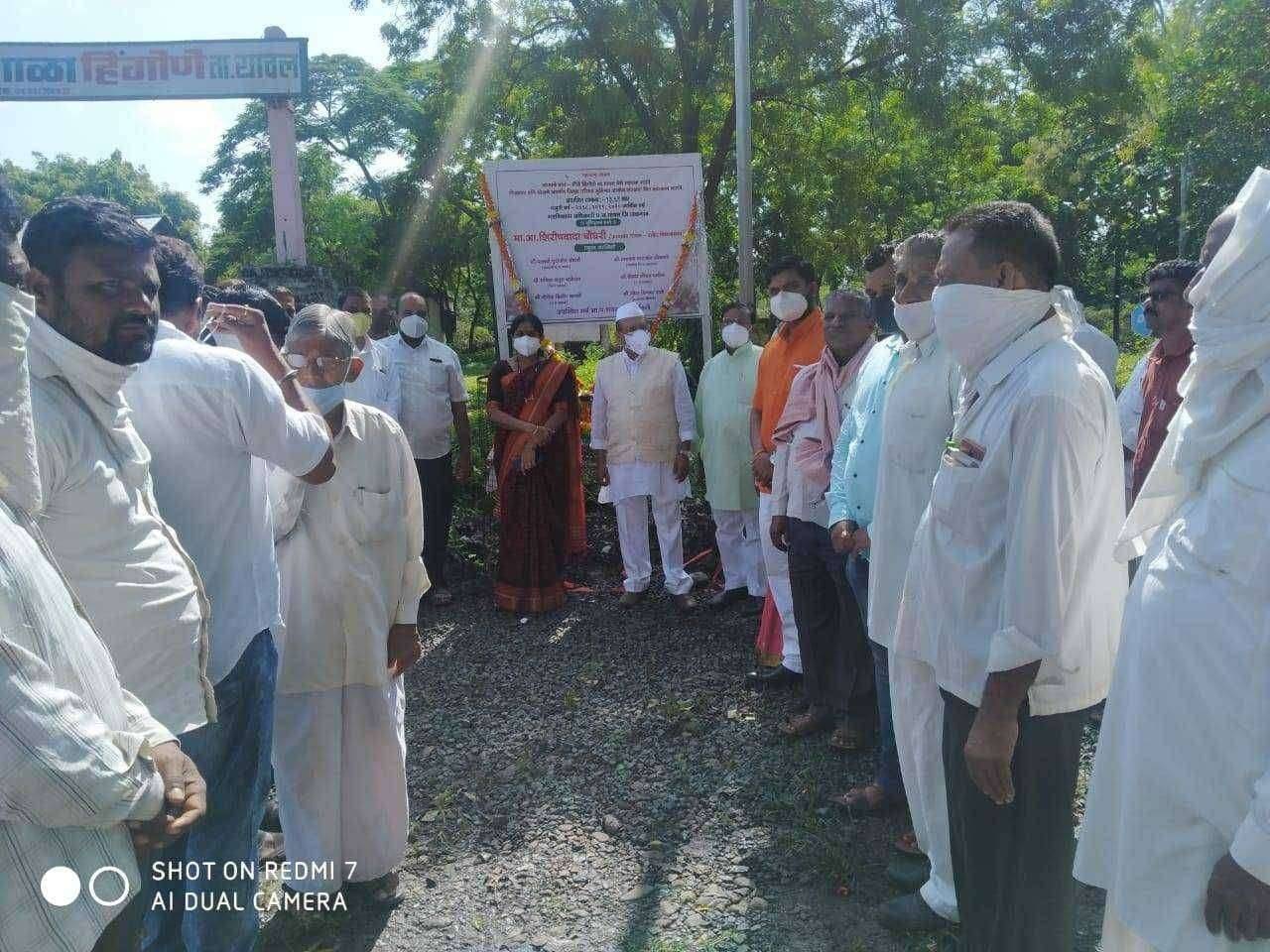 हिंगोणा येथे संरक्षक भिंतीचे आ .शिरिष दादा चौधरी यांच्या हस्ते उद्घाटन