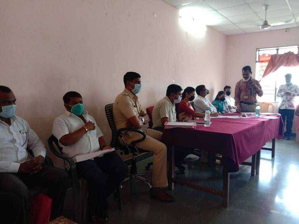 सुरगाणा कोविड सेन्टरला भारती ताई पवार दिंडोरो लोकसभा खासदार यांची भेट आणि कोविड सेन्टर डॉक्टर आणि तेथील कर्मचाऱ्यांना बरोबर साधला संवाद