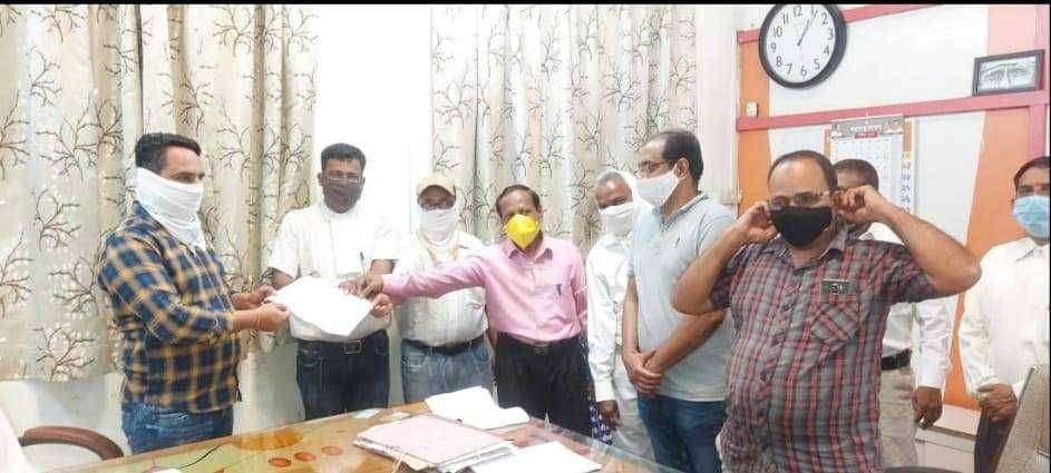 न्यायालयीन कामकाज पुर्ववत सुरू करा अन्यथा वकीलांना दरमहा १५०००/-रूपये सन्मानधन म्हणुन द्या-इंडियन असोसिएशन ऑफ लॉयर्स(आय ए एल)