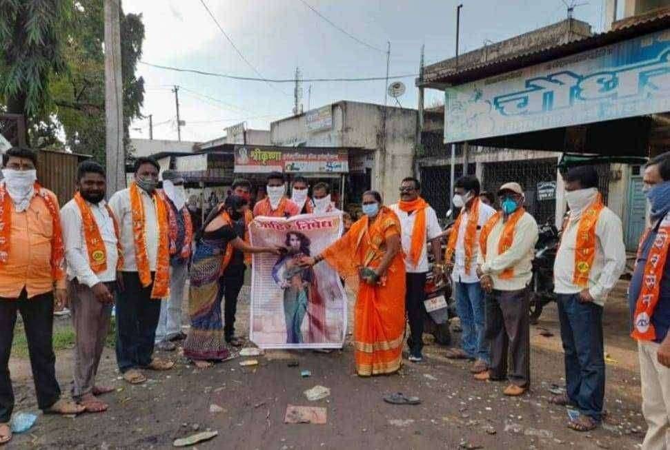 कंगना राणावतच्या वक्तव्या बद्दल शिवसैनिकां मध्ये असंतोष.