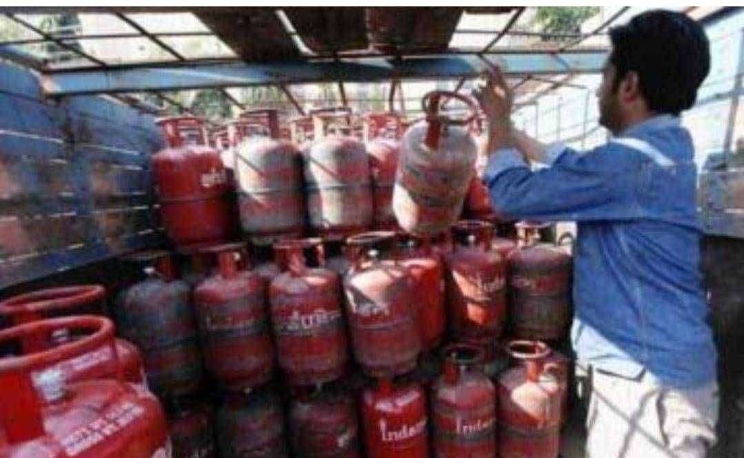 गॅस सिलिंडर च्या किमतीपेक्षा जास्त दर घेतल्यास वितरकावर होणार कारवाई तर सिलेंडर घरपोच डिलीवरी मोफत होणार!