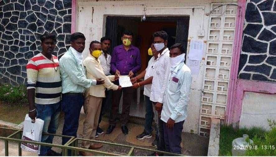 प्रांताधिकारी यांच्या आश्वासन व कार्यवाही केल्याने एकलव्य संघटना जिल्हाध्यक्ष यांचे आंदोलन मागे.