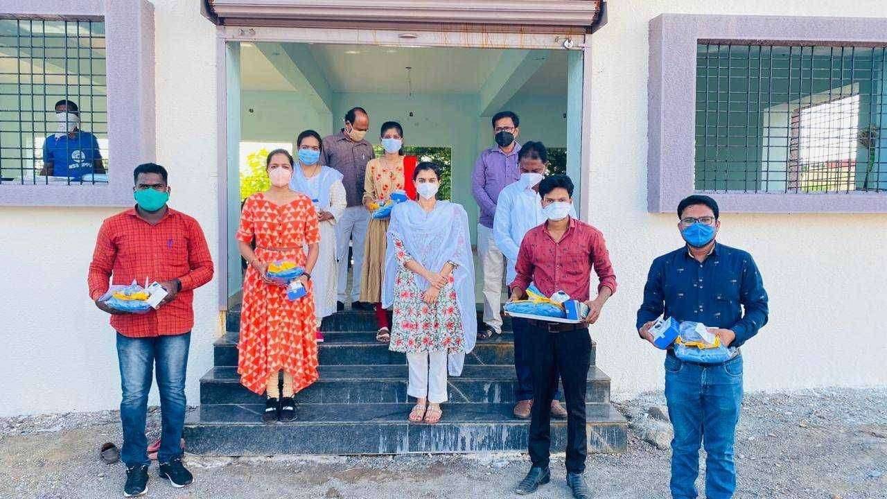 डाॅक्टर व आरोग्य कर्मचारी यांना कोरोना सरंक्षण किटीचे अंकिता पाटिल यांच्या हस्ते वाटप