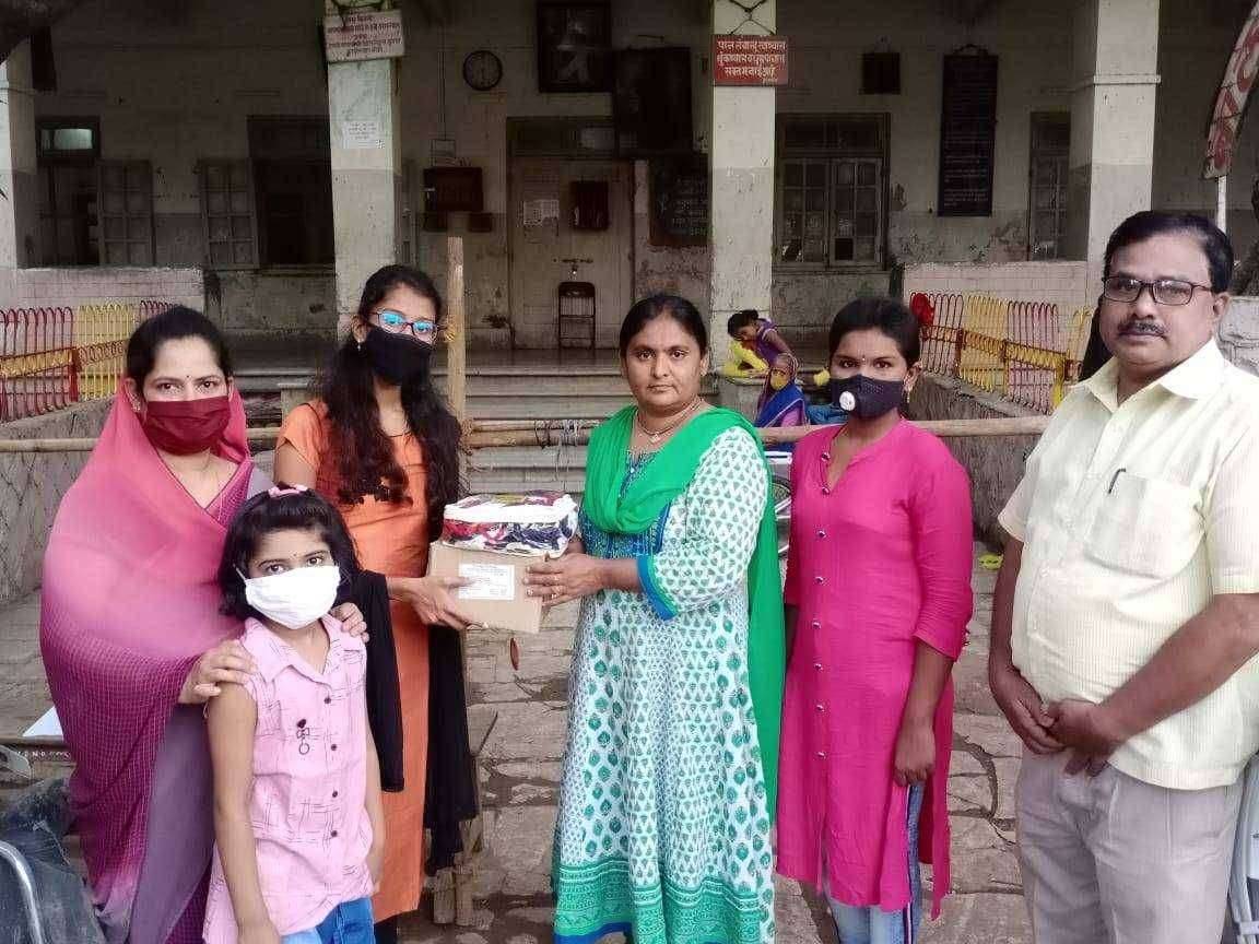 राष्ट्रवादी विद्यार्थी काँग्रेसच्यावतीने नवरंगे बालकाश्रमास डेटॉल व मास्कचे वाटप