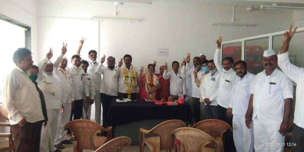 खामखेडा सोसायटीच्या चेअरमनपदी अभिमन शेवाळे तर व्हा-चेअरमन उषाताई बोरसे यांची बिनविरोध निवड