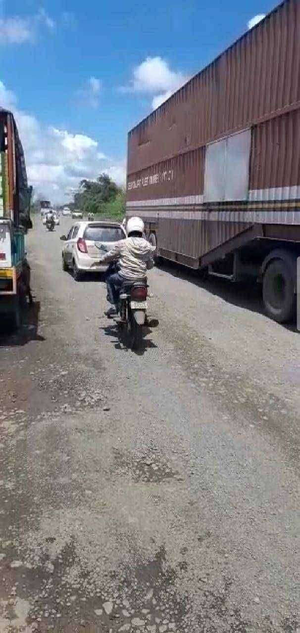 नाशिक पेठ दोन राज्यांना जोडणारा रस्ता रस्त्याची तात्काळ दुरुस्ती करावी