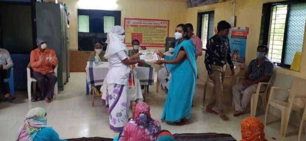 आशा वर्कर यांचा लासुर येथे कोरोना योद्ध्या म्हणून सन्मान..