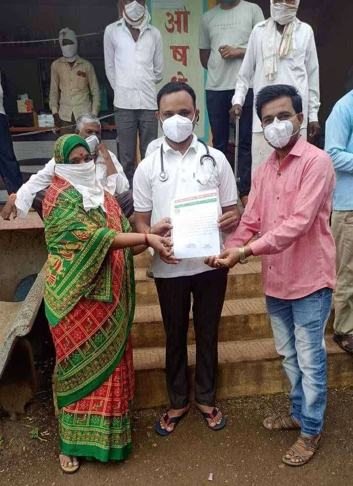 चिंचखेडे येथील डॉ प्रवीण साळुंके यांचा कोरोना योद्धा म्हणून