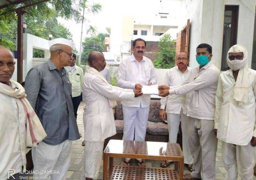 पातोंडा-सोनखेडी रस्ता मंजूर करण्यासाठी आमदार अनिल पाटील यांना शेतकऱ्यांनी दिले सामूहिक निवेदन...