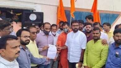 सकल मराठा समाजाच्या वतीने गनिमी कावा पद्धतीने आमदार सचिन कल्याणशेट्टी यांना घेराव..