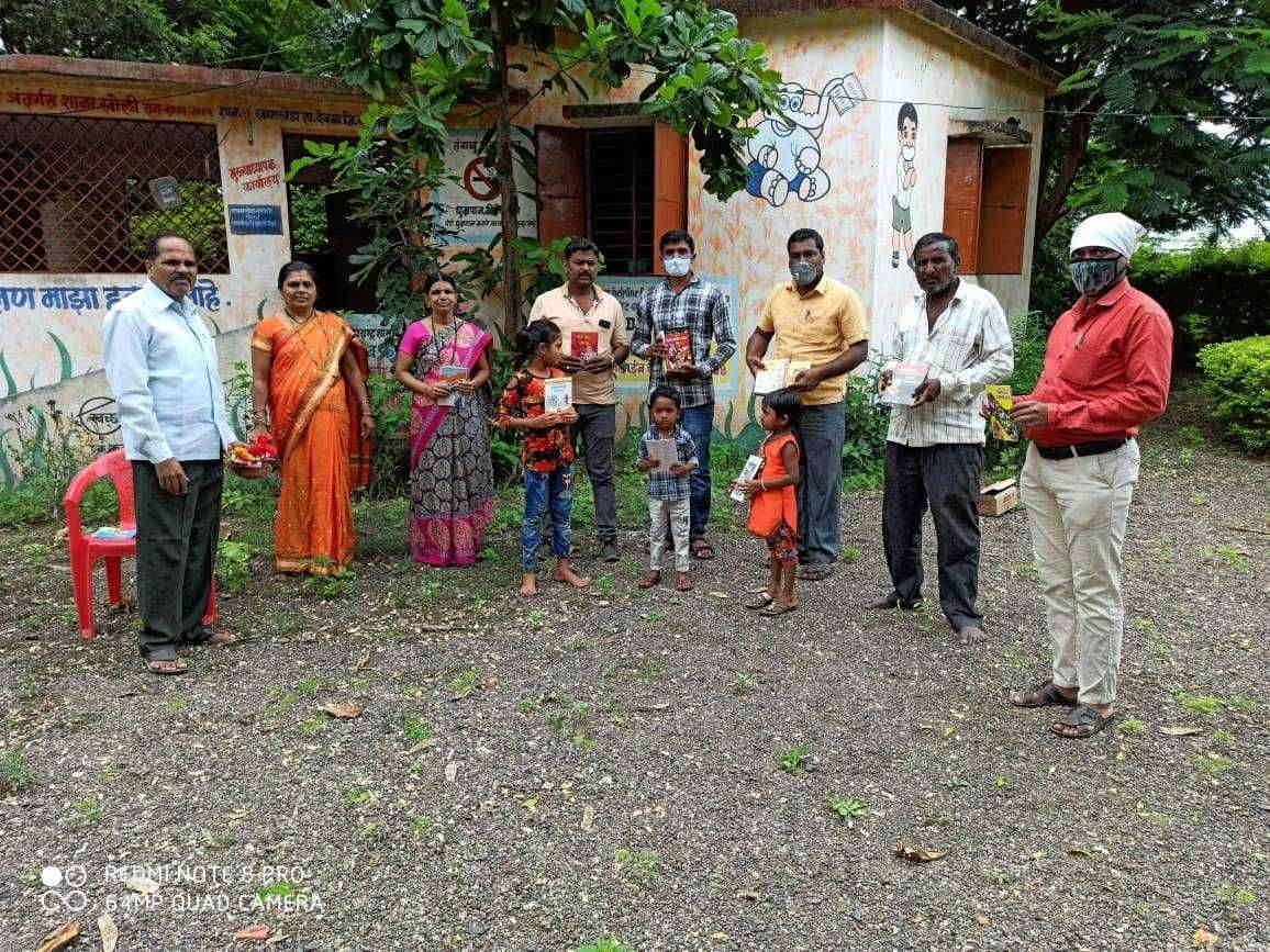 खामखेडा प्राथमिक शाळेत डोनेट बुक उपक्रमानंतर्गत सैनिका कडून पुस्तके दान