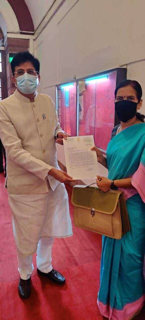 कांदयावरील निर्यातबंदी त्वरित मागे घ्यावी याकरिता खा.डॉ.भारती पवार व खा. डॉ. सुभाष भामरे यांनी घेतली केंद्रीय वाणिज्य मंत्री श्री. पियूष गोयल यांची भेट.