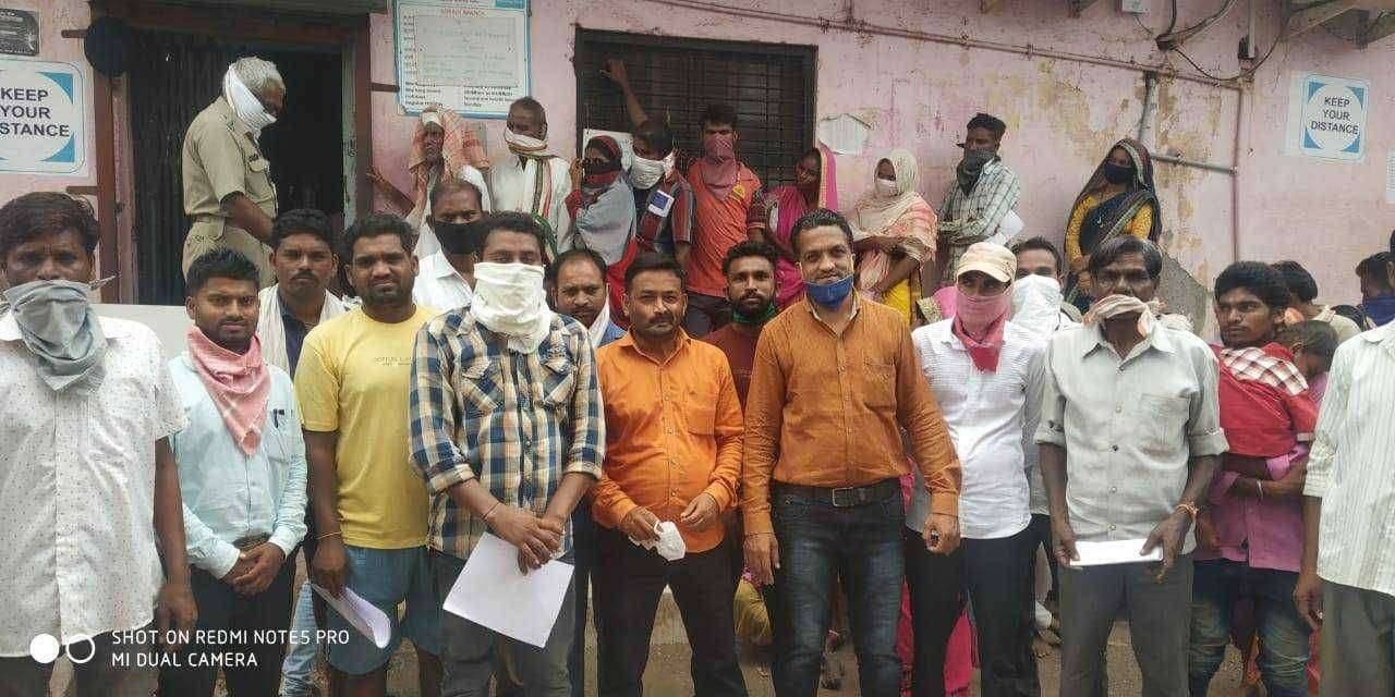 भारतीय स्टेट बँकेच्या शाखेतील अनागोंदी कारभाराच्या विरोधात नागरिकांनी उठविला आवाज 