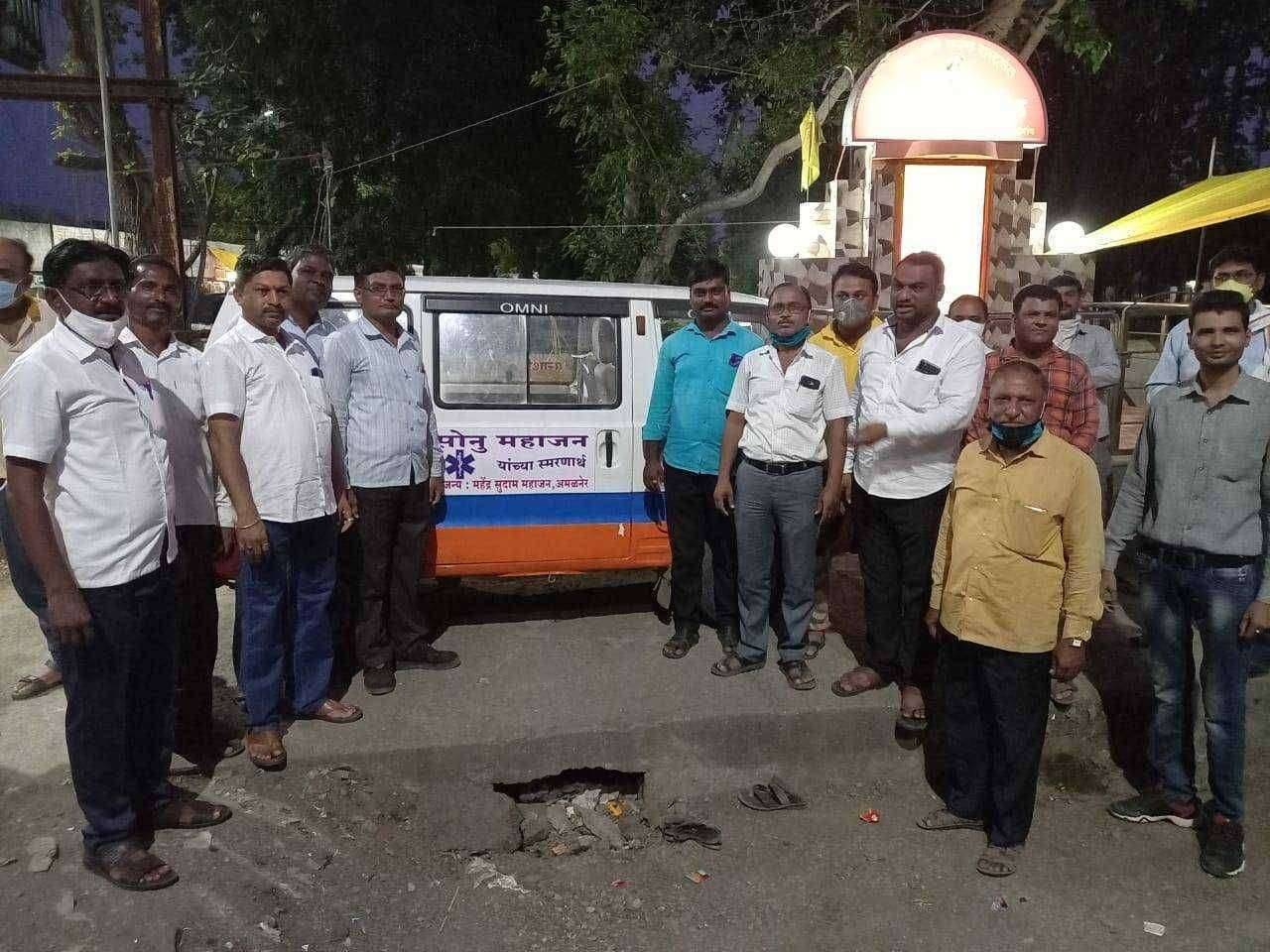 कुबेर ग्रुप ची सामाजिक बांधिलकी वडीलांच्या स्मरणार्थ उपलब्ध करून दिली ॲम्बुलन्स