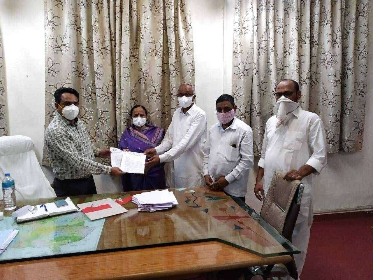 कांदा निर्यात बंदीचा निर्णयमागे घेऊन शेतक-यांना न्याय देण्याबाबत काँग्रेस कमिटीचे तहसीलदार मिलिंदकुमार वाघ यांना दिले निवेदन