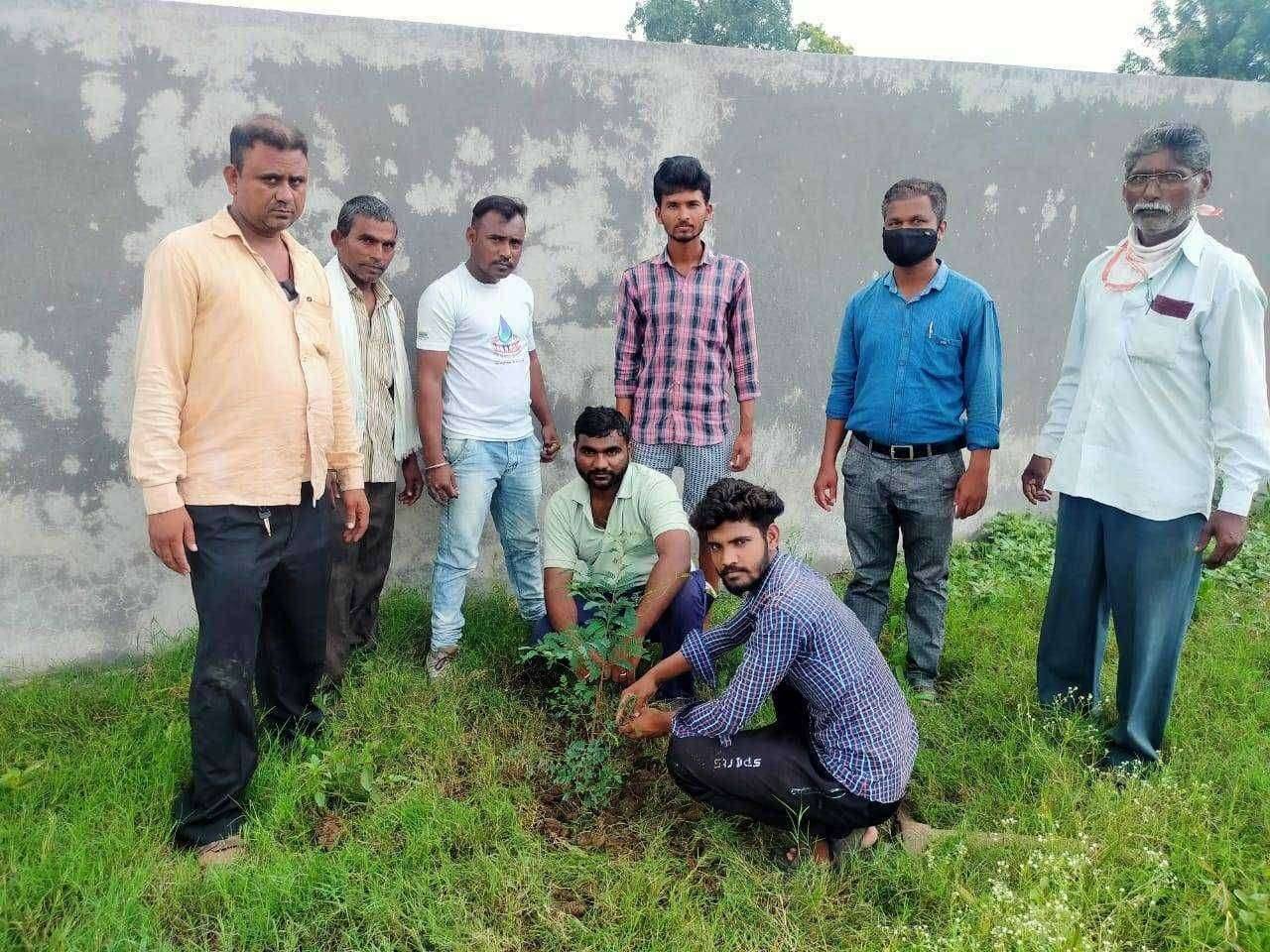 खिर्डी खु.येथे लोकसहभागातून वृक्ष रोपण