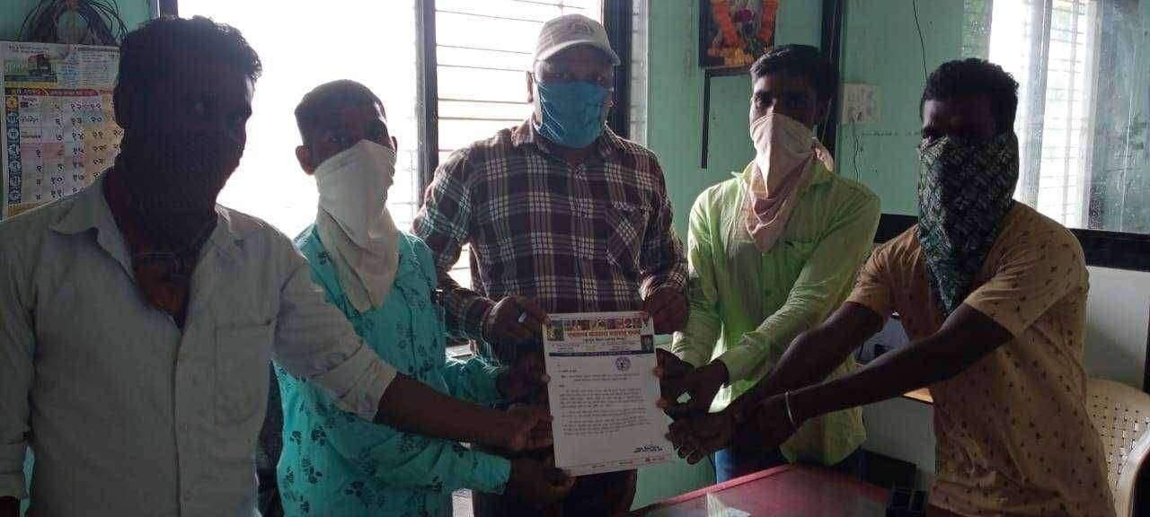 खावटी कर्ज व रेशन कार्ड बाबत पारोळा तहसीलदार, पोलिस निरीक्षक, गटविकास अधिकारी, यांना निवेदन