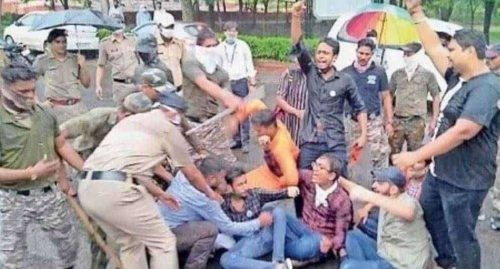 पळपुट्या मंत्र्यांनो, खुर्ची सोडा ; जळगावात अभाविपचा नारा