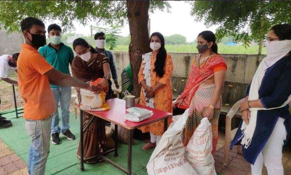 श्री समर्थ प्राथमिक, माध्यमिक विद्यालयातील विद्यार्थ्यांना शालेय पोषण आहाराचे धान्य वाटप