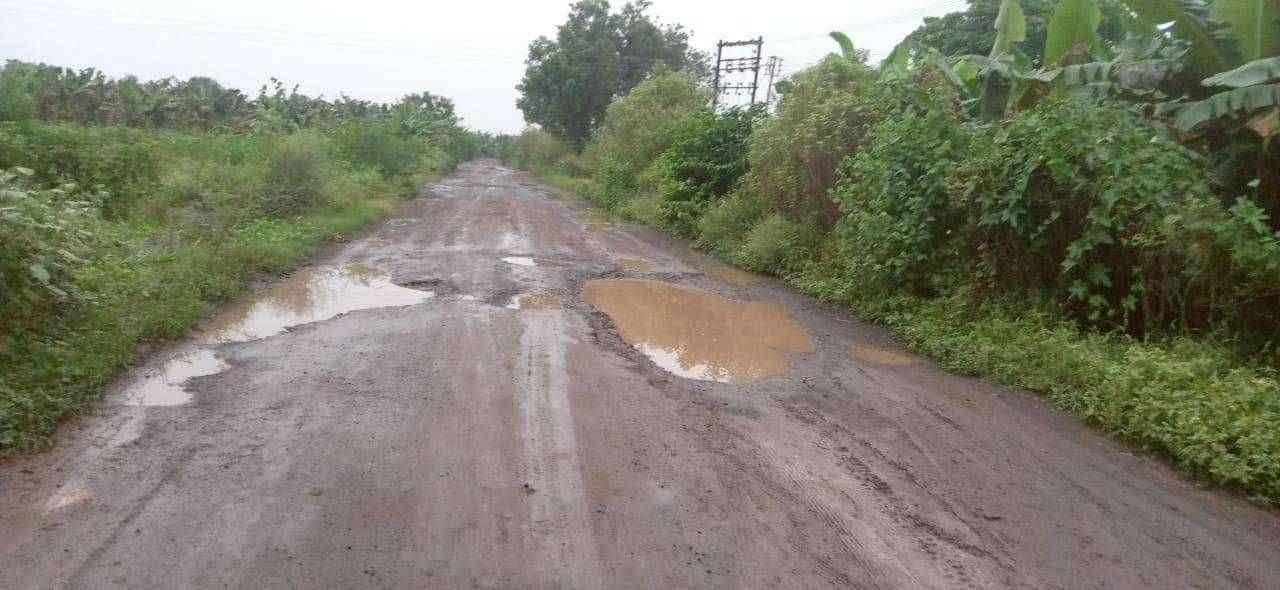 खिर्डी ते बलवाडी रस्ता झाला जीवघेणा....