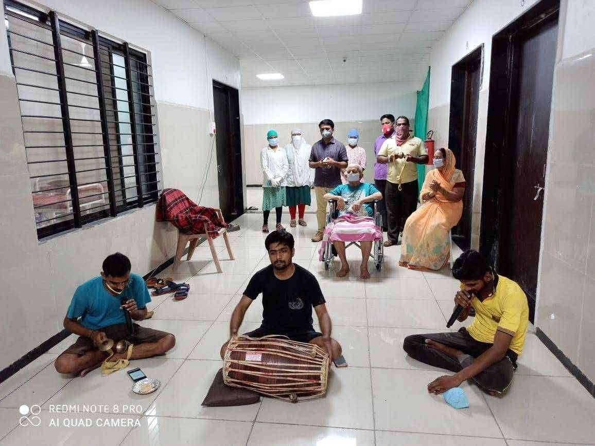 आमदार मंगेश चव्हाण यांच्या कार्यालयातील जनसेवकांनी फुलवला कोविड सेंटर मध्ये भावभक्तीचा मळा...