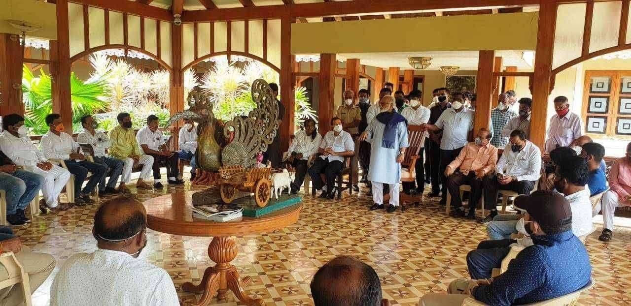 मराठा क्रांती मोर्चा समन्वयकांनी घेतली पालकमंत्री छगन भुजबळ यांची भेट...*