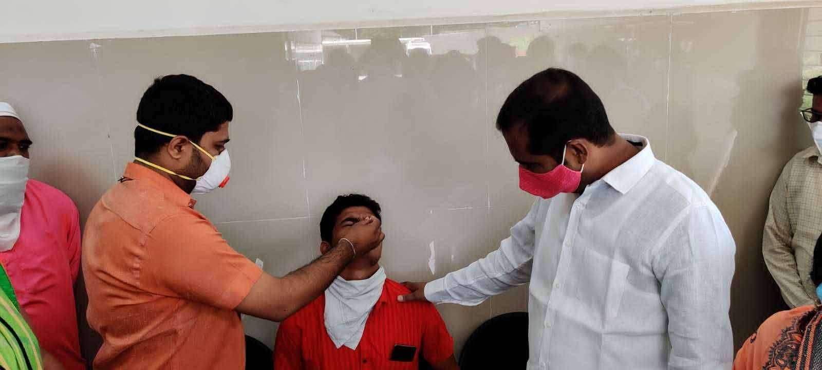 आमदार मंगेशदादा चव्हाण यांच्यातर्फे चाळीसगाव तालुक्यासाठी १००० अँटिजेन किट मान्यवरांच्या उपस्थितीत वैद्यकीय अधिकारी यांच्याकडे सुपूर्द