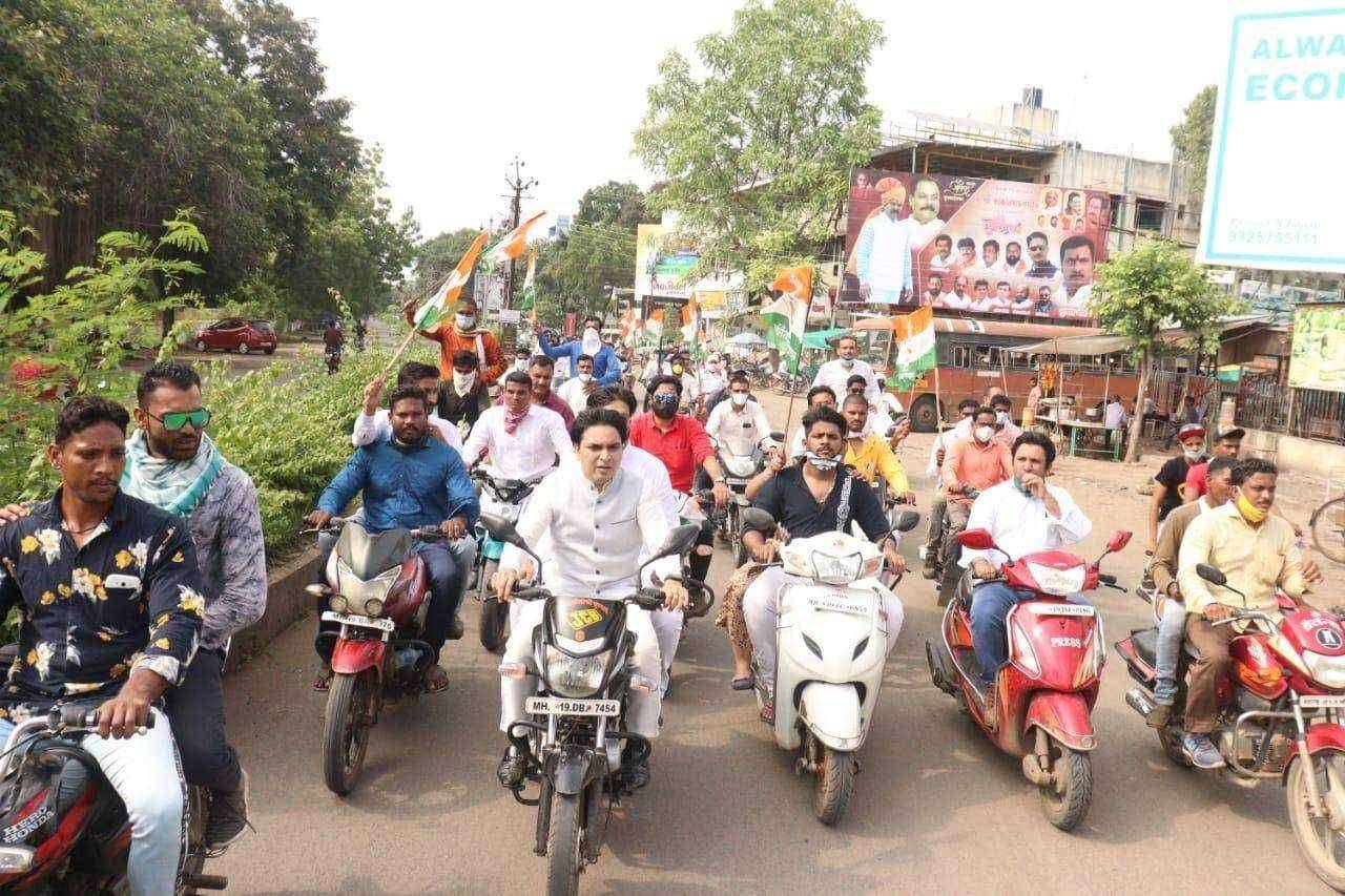 रोजगार प्रश्नांवर जळगाव जिल्हा युवक काँग्रेस आक्रमक काढली शहरात बाईक रॅली