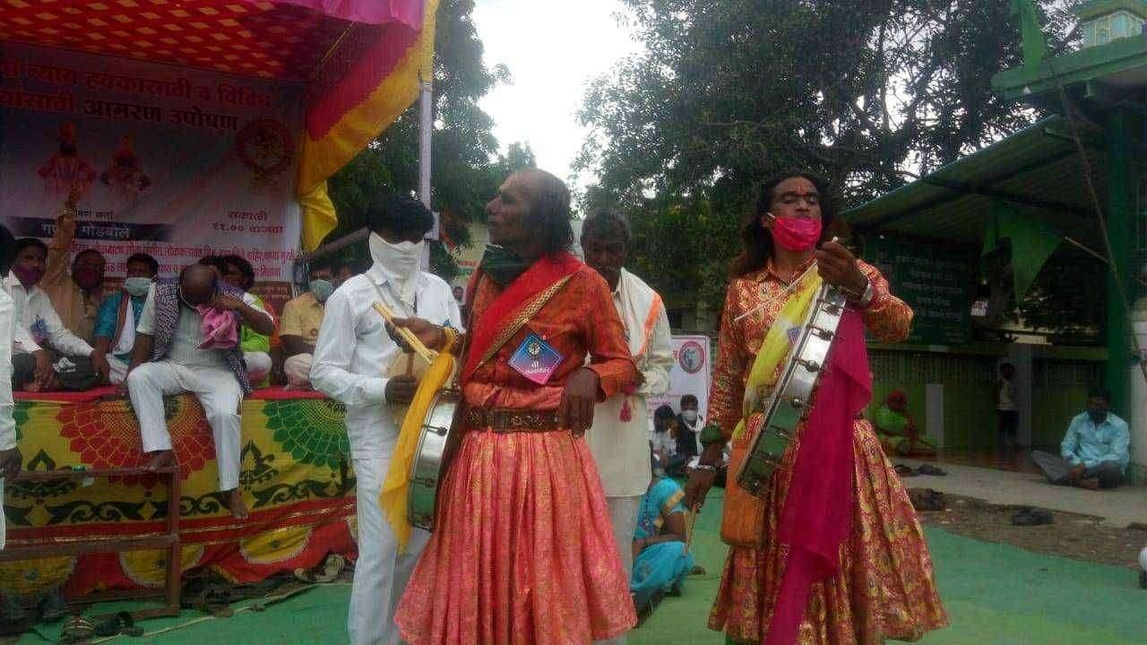 ?Big Breaking..पंढरपुरात कलावंतांची गांधीगिरी...विविध मागण्यांसाठी रस्त्यावर सादर केल्या कला..